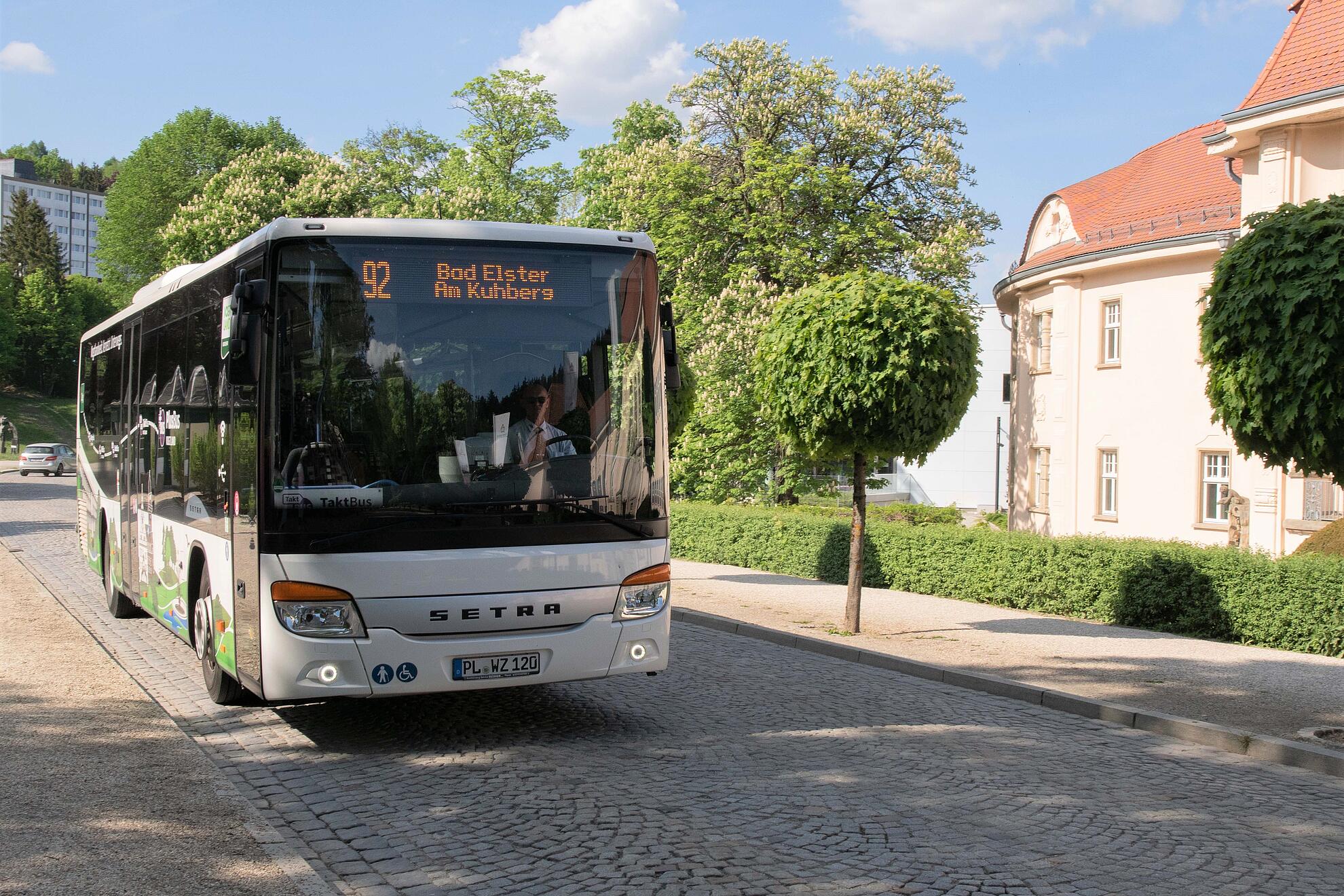 TaktBus 92 in Bad Elster, im Hintergrund das Albert Bad