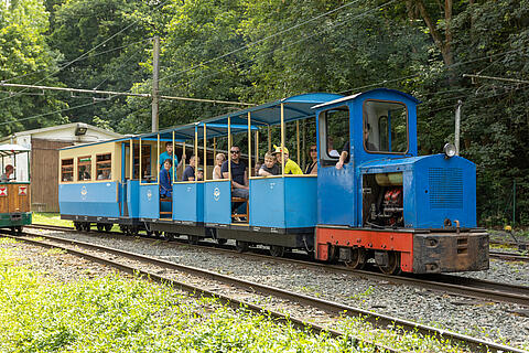 Blaue Parkeisenbahn im Gelände der Freizeitanlage