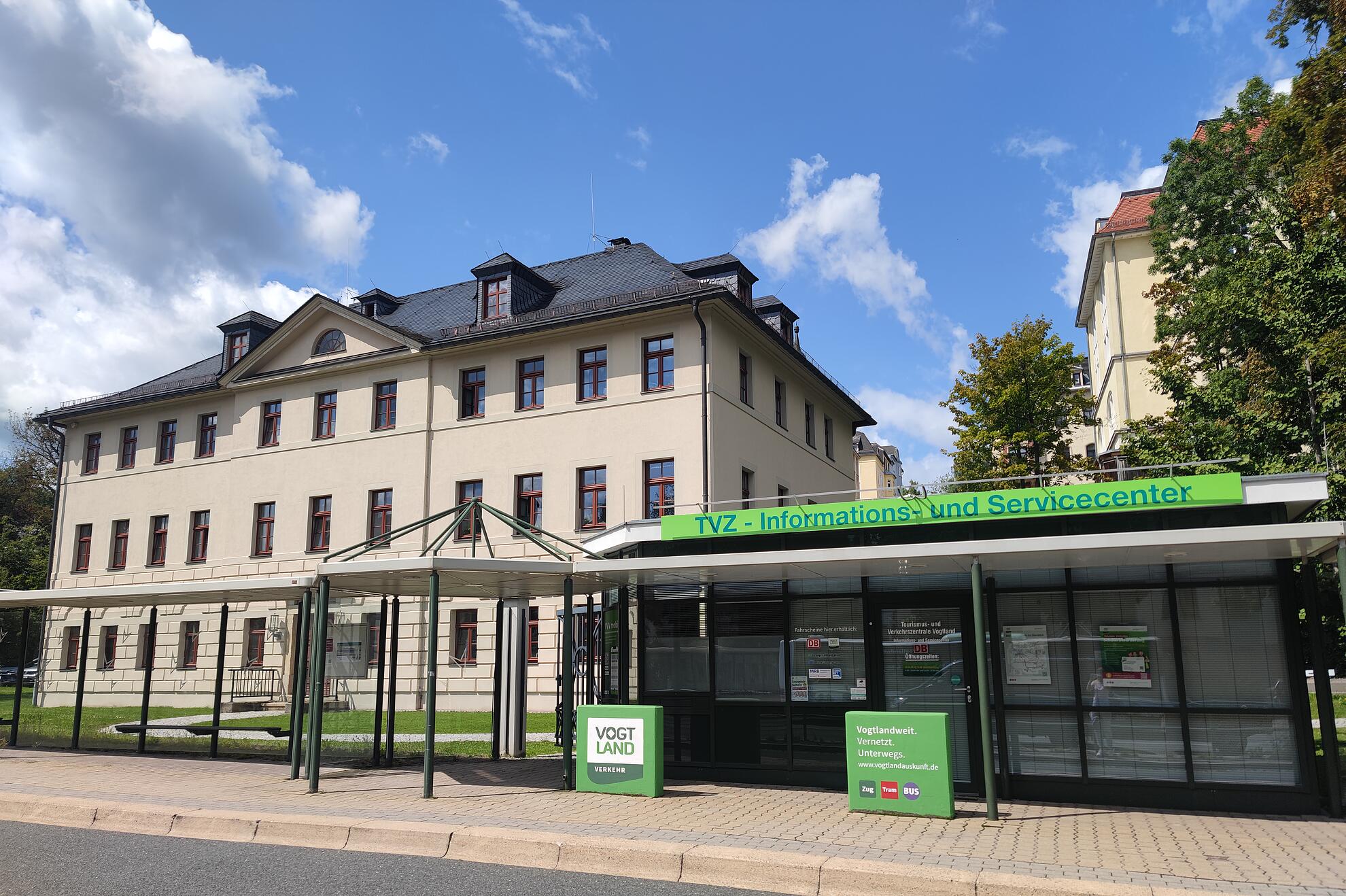 „ZVV/VVV‑Geschäftsstelle an der Haltestelle Gartenhaus mit überdachtem Wartebereich.