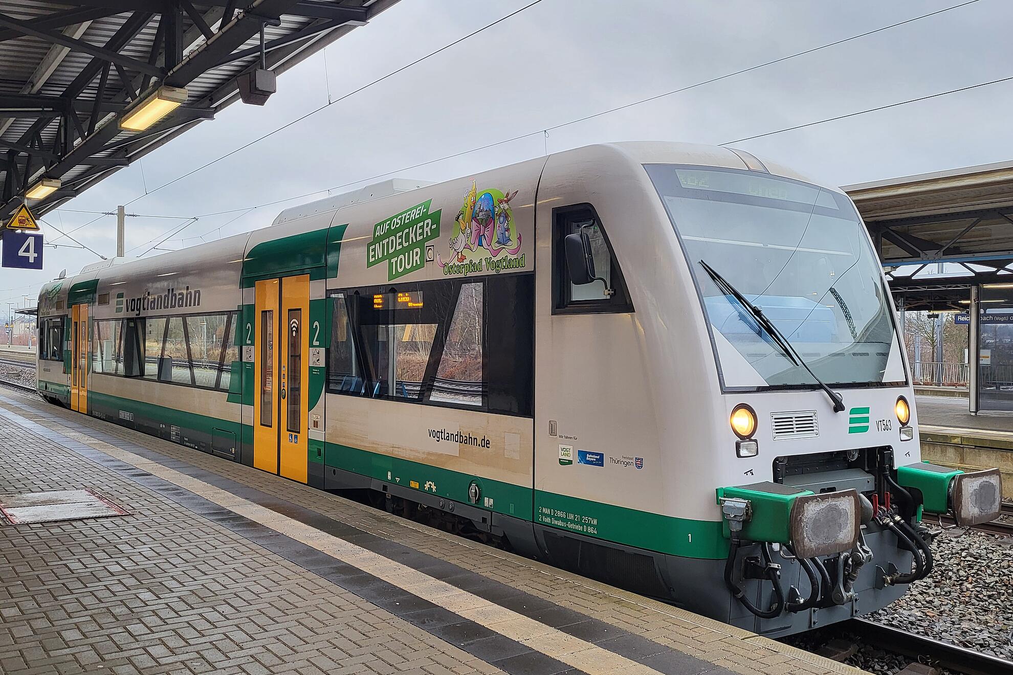 Osterzug der vogtlandbahn am Bahnhof
