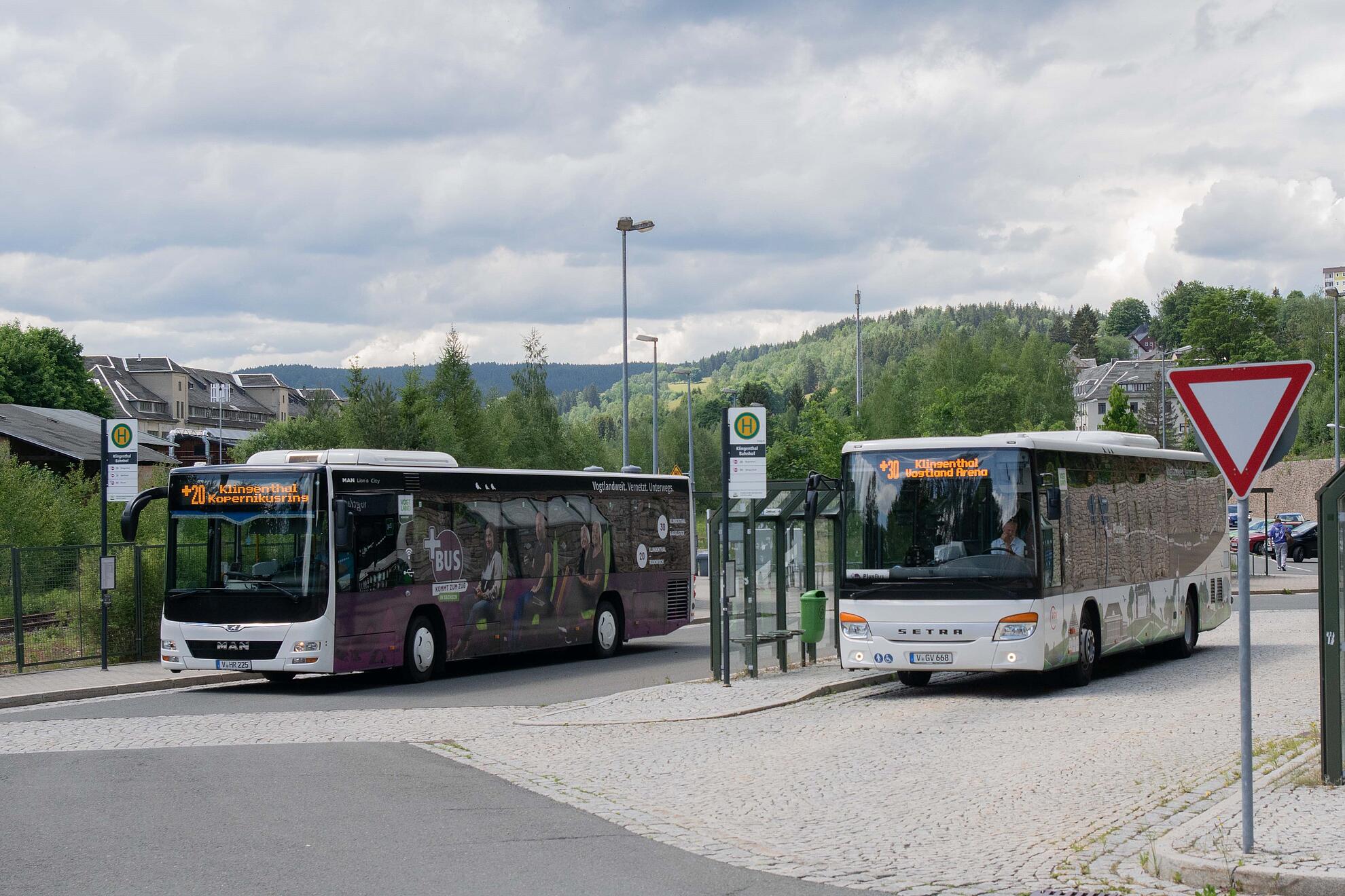 Klingenthal Bahnhof mit PlusBus-Linie 20 und 30