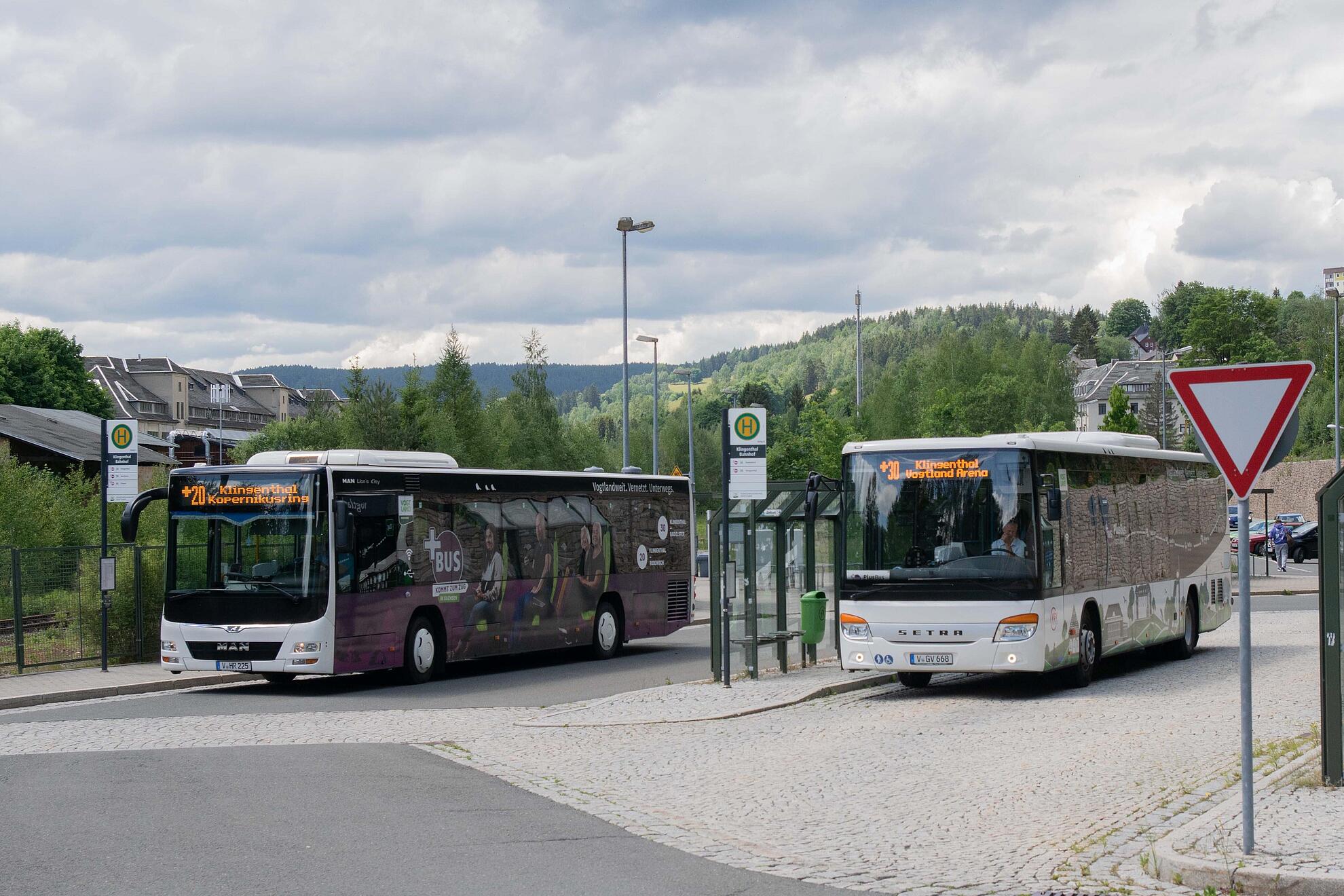Klingenthal Bahnhof mit PlusBus-Linie 20 und 30