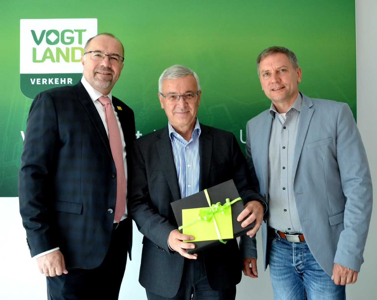 Landrat Rolf Keil in der Bildmitte wurde nach sieben Jahren als Vorsitzender des Zweckverbandes öffentlicher Personennahverkehr Vogtland (ZVV) in den Ruhestand verabschiedet. Links im Bild Stellvertreter Oberbürgermeister Steffen Zenner sowie rechts im Bild ZVV Geschäftsführer Michael Barth