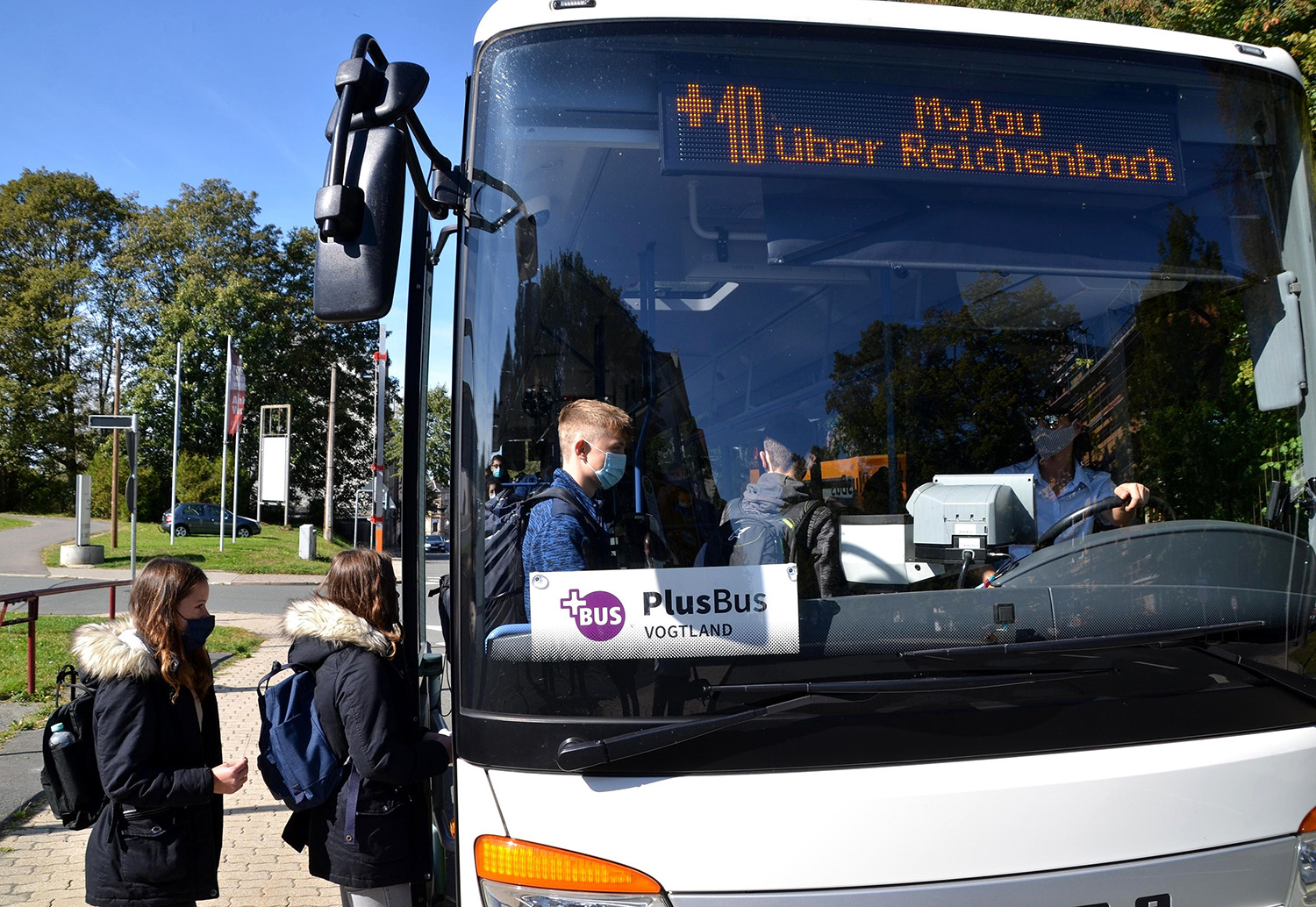 Schüler beim Einstieg in den Bus