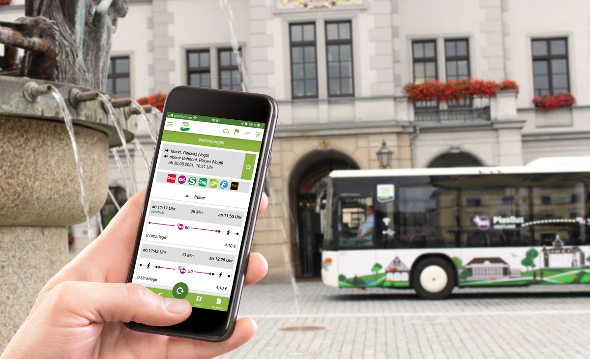 Collage Smartphone zeigt App VVV mobil und PlusBus vor Rathaus Oelsnitz